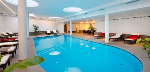 Schwimmbad im Hotel Unterrain in Eppan